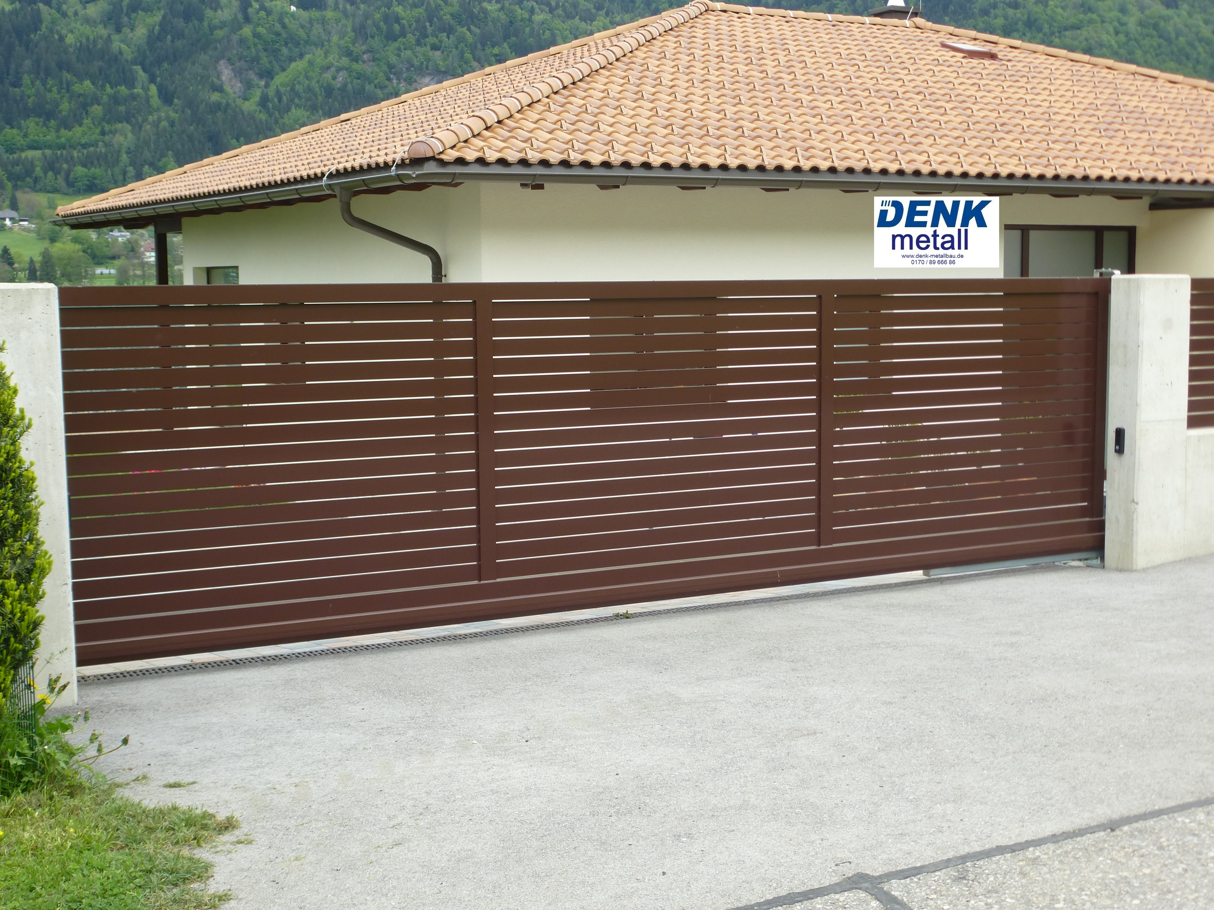 Freitragendes Alu-Hofschiebetor